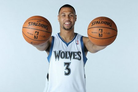 意媒：德国警方正调查以色列球迷在斯图加特演唱的歧视性歌曲（意媒称德国警方正就以色列球迷在斯图加特演唱涉嫌歧视歌曲展开调查）