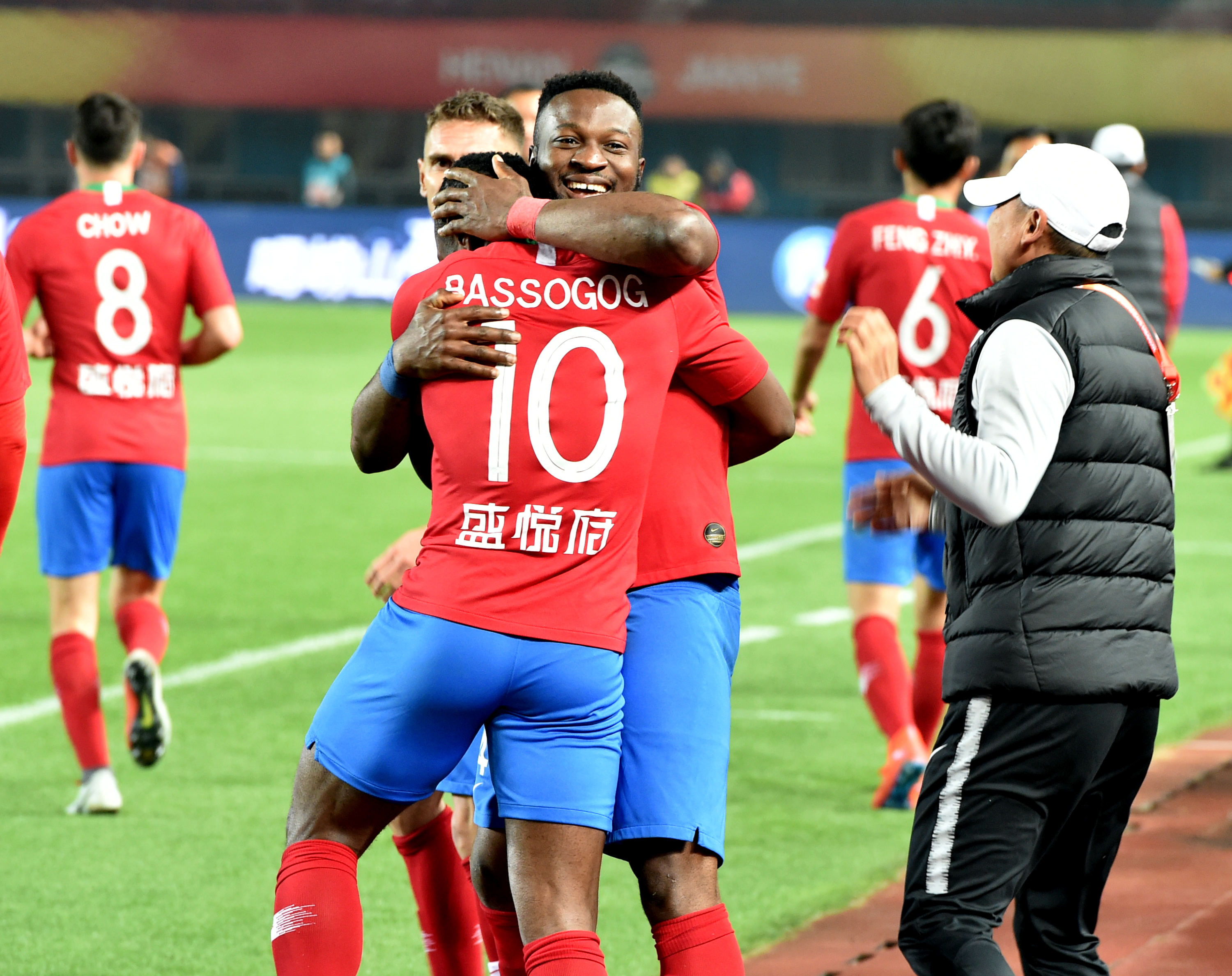 利物浦与桑德兰战平，萨拉赫替补登场未改劣势，桑德兰防守严密，最终以1比1告终。（利物浦1-1桑德兰：萨拉赫替补未能改写局势，桑德兰防线稳固）